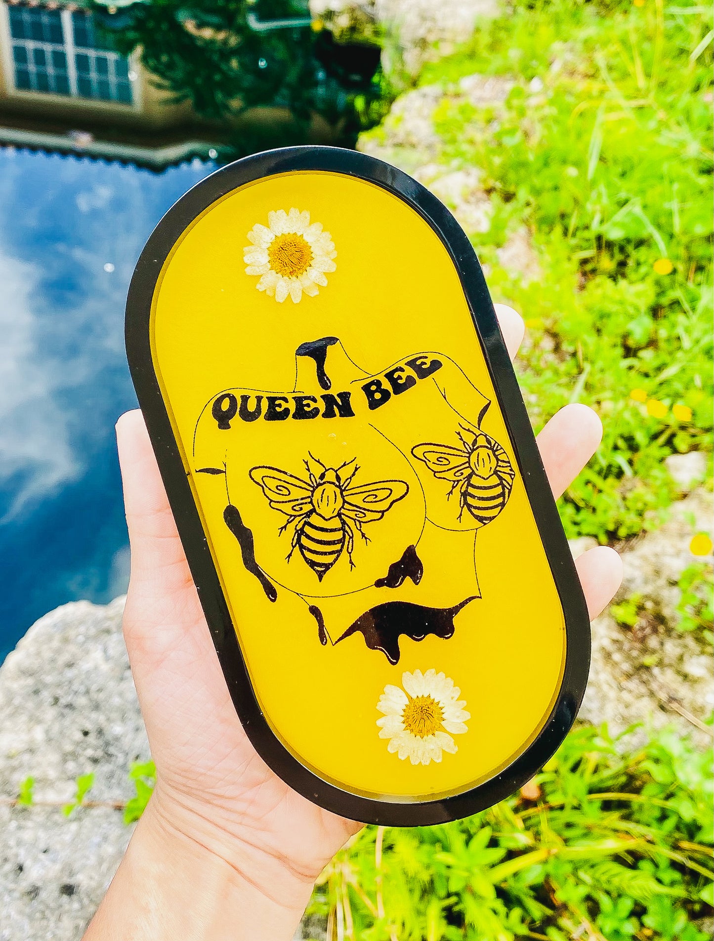 " Queen Bee " Daisy Rolling Tray